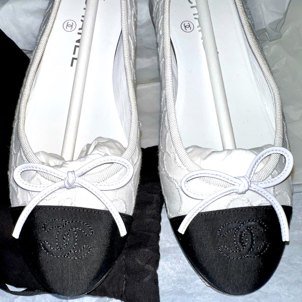 Chanel White and black ballerina flats